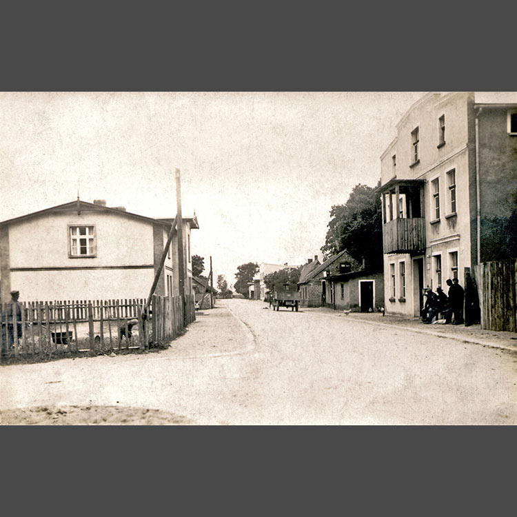 Karwia rok 1938 - główna ulica (obecnie Wojska Polskiego), letnicy warszawscy